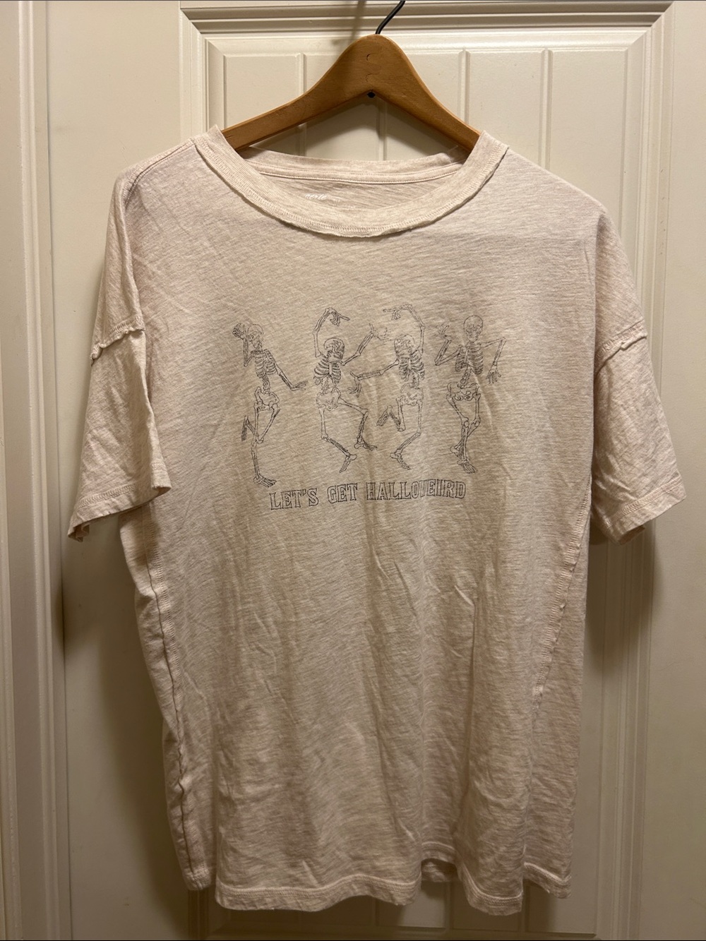 aerie Cream M Halloween Short-Sleeve Graphic Tee — Dancing Skeletons